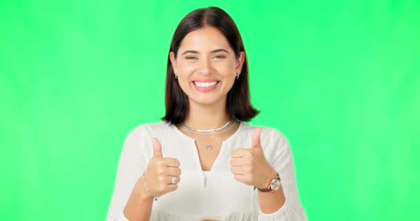 快乐的女人 手和大拇指高举在绿色的屏幕上达成一致 或在工作室背景下获胜或成功 照片中的女性形象 笑容中流露出大拇指的表情 或者是类似的 — 图库视频影像