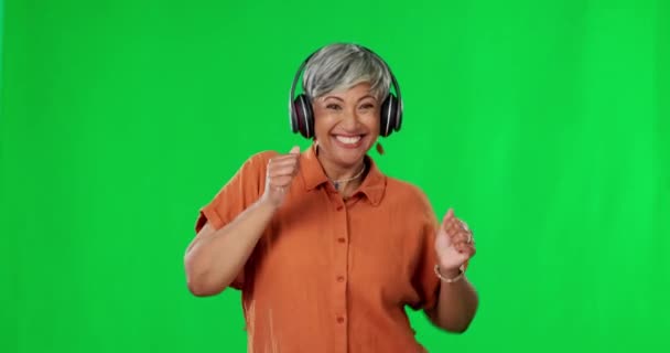Танцы Зеленый Экран Счастливая Женщина Слушающая Музыку Танцующая Праздничном Фоне — стоковое видео