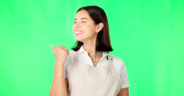 エプロンでモックアップスペースで指を指している間 緑の画面上の幸せ 女性と肖像画 広告のウエイトレスやバリスタの選択やスタジオの背景にプロモーションのための笑顔の女性モデル — ストック動画