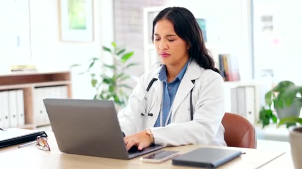 Dor Médico Mulher Pescoço Com Laptop Digitação Relatório Cuidados Saúde — Vídeo de Stock