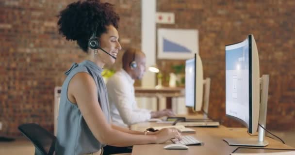 Call Center Beszél Számítógépen Támogatást Ügyfélszolgálat Segítséget Tanácsadást Irodában Boldog — Stock videók