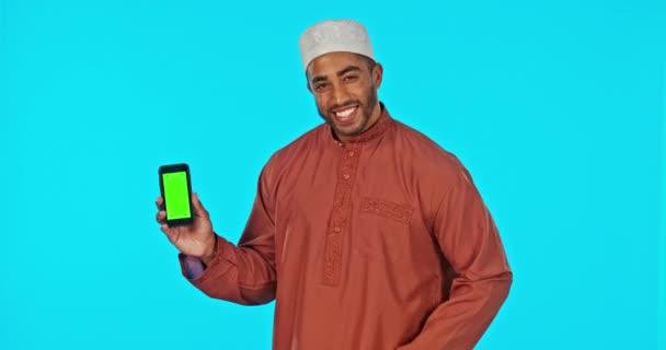 Yeşil Ekran Telefon Cep Telefonunda Kromaanahtarı Gösteren Slami Bir Adam — Stok video