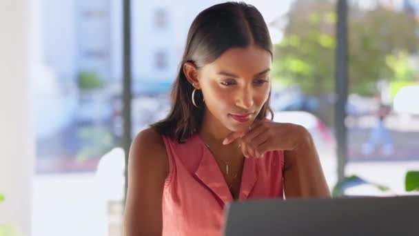 Negocios Mujer Pensamiento Ordenador Portátil Oficina Para Planificación Estrategia Sitio — Vídeos de Stock