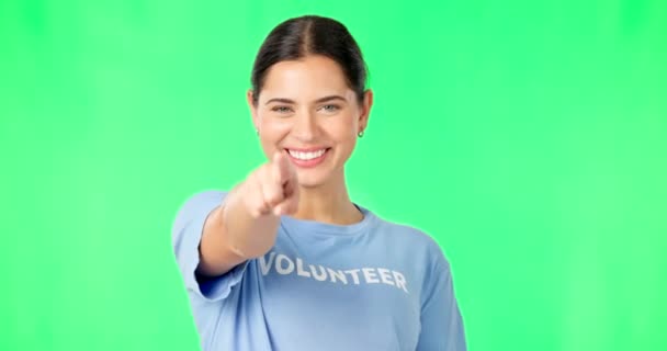 女性の顔と募集を指している女性の緑の画面でボランティア 慈善活動のための孤立したスタジオの背景ポイントと肖像画 笑顔と若いモデル募集と絵文字 — ストック動画
