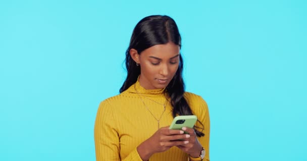 故障和失望的女人在社交媒体404错误和孤立的蓝色工作室背景 愤怒的 移动的和沮丧的女性在网站上通过带有垃圾邮件的手机发短信 — 图库视频影像