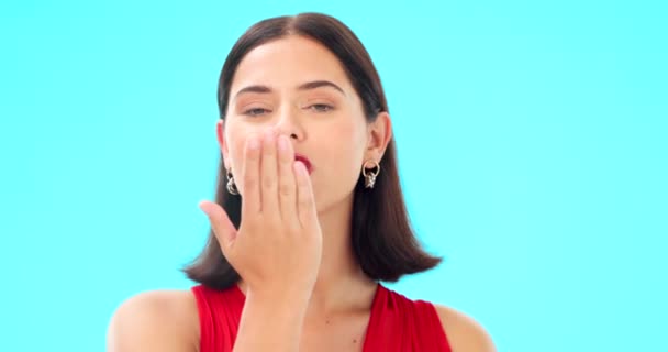 Mujer Cara Soplado Beso Sobre Fondo Azul Estudio Telón Fondo — Vídeos de Stock