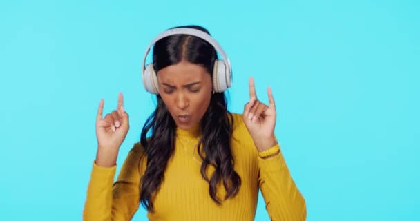Mujer Música Auriculares Con Baile Estudio Relajarse Escuchar Rock Roll — Vídeos de Stock