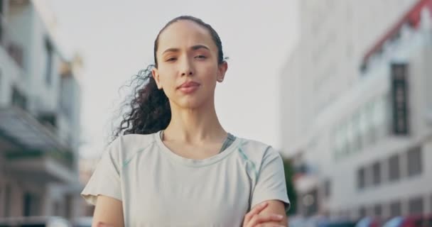 Portré Fókusz Karok Keresztezték Egy Városban Úgy Néz Komoly Magabiztos — Stock videók