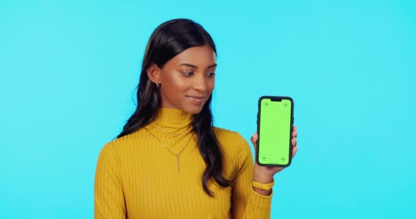 親指を上げ スタジオの背景に対するマーカーを追跡すると緑の画面上の幸せな女性 電話やモックアップ 女性の親指の肖像 Emojidex 絵文字デックス カスタム絵文字サービスを使って広告を表示 — ストック動画