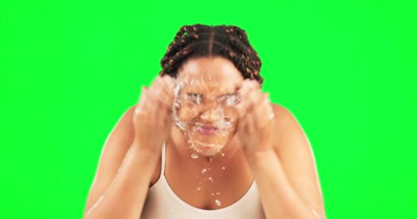 スタジオでの水スプラッシュ 緑の画面と幸せな女性の顔 自然のスキンケアの背景や美しさ 健康な皮膚科のための女性モデル 湿った顔と衛生 水分補給または洗浄のための洗浄 — ストック動画