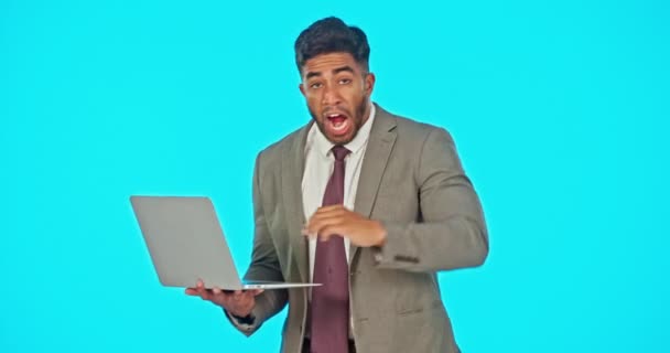 Siker Győzelem Ember Laptopon Elszigetelt Kék Képernyős Éljenzés Ünneplés Ököl — Stock videók