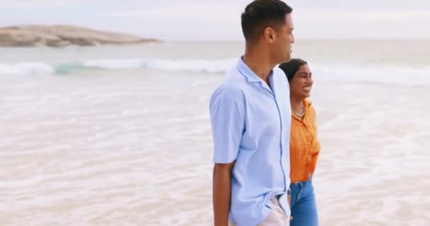 Mutlu Çift Sahilde Yürürken Ele Tutuşurken Tatilde Seyahatte Dışarıda Birlikte — Stok video