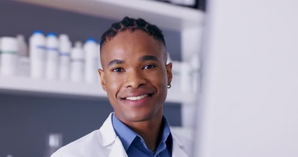 Cara Pesquisa Homem Negro Com Sorriso Médico Confiança Laboratório Inovação — Vídeo de Stock