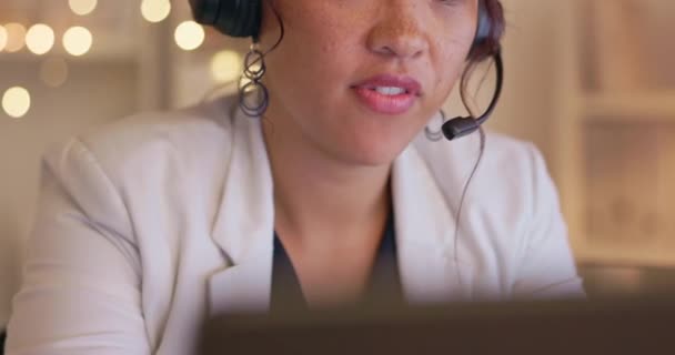 Çağrı Merkezi Sanal Asistan Telekom Müşteri Hizmetleri Masasında Konuşan Kadın — Stok video