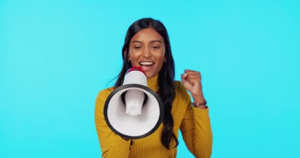 Glad Megafon Och Hejar Med Indiska Kvinna Studio För Tillkännagivande — Stockvideo