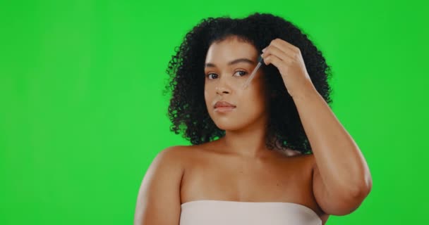 Mujer Negra Belleza Suero Aceite Pantalla Verde Cara Cuidado Piel — Vídeo de stock