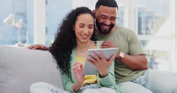 부부는 인터넷으로 재밌는 영화를 보거나 스트리밍을 소파에서 타블렛 웃음을 터뜨린다 — 비디오