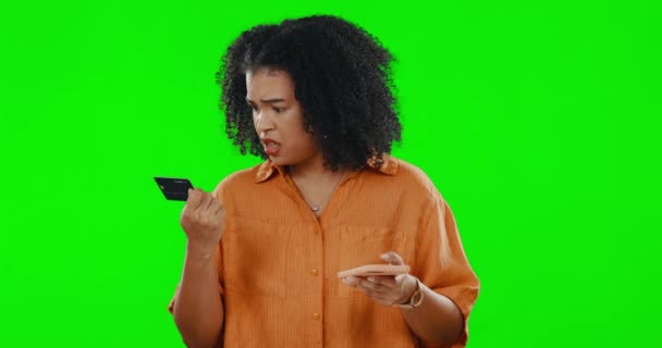 Enojado Pantalla Verde Una Mujer Con Una Tarjeta Crédito Teléfono — Vídeos de Stock