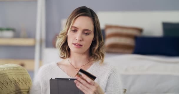 Ecommerce Online Alışveriş Için Tableti Kredi Kartı Olan Bir Kadın — Stok video