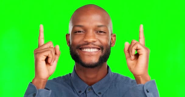 绿色的屏幕脸 工作室和快乐的男人指向商业促销 广告空间或品牌模型 模拟背景下的营销肖像 产品投放和非洲色系关键男性 — 图库视频影像