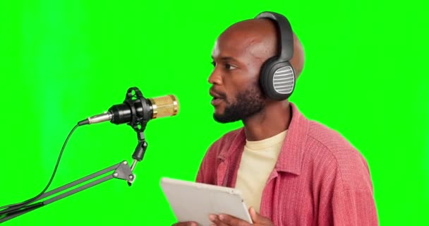 Άνθρωπος Podcast Και Μικρόφωνο Πράσινη Οθόνη Ακουστικά Και Μιλώντας Μουσική — Αρχείο Βίντεο