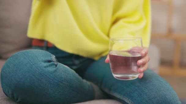 药丸和饮用水 健康和维生素 补充剂和营养 在家里用水合作用 与女性一起住在公寓 喝酒和吃药的健康 — 图库视频影像