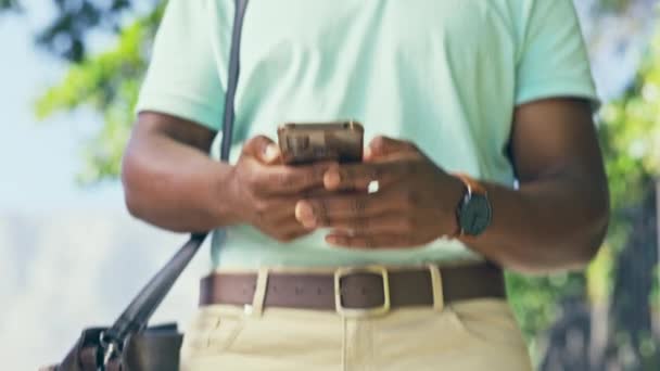 视频呼叫 黑人男子和挥手在城市街道上 快乐和微笑上下班或旅行 智能手机和非洲商人在网上开会或在户外谈判 — 图库视频影像
