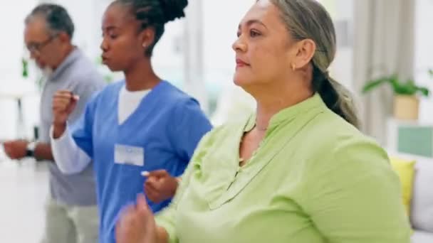 Rehabilitation Bewegung Und Krankenschwester Mit Senioren Hause Für Physiotherapie Wellness — Stockvideo