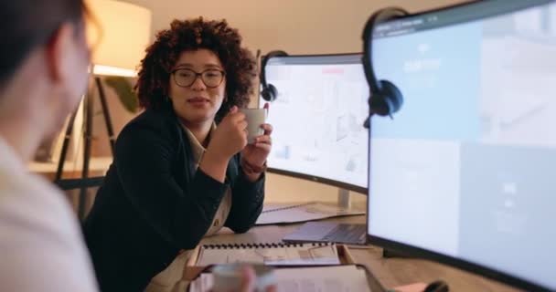 Çağrı Merkezi Ofisi Kahve Kadınların Bilgisayar Bağlantısı Konuşması Veya Dedikodudan — Stok video