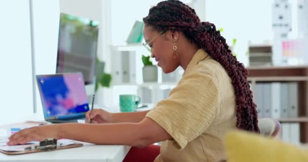 Планування Дизайну Реклами Чорної Жінки Паперовими Роботами Бізнесу Дослідження Ринку — стокове відео