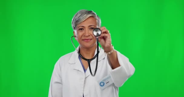 Groen Scherm Vrouw Arts Luisteren Met Stethoscoop Voor Cardiologie Onderzoek — Stockvideo