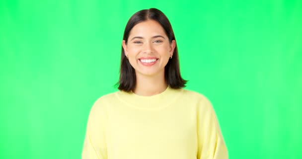 Mutlu Gülen Stüdyoda Izole Edilmiş Yeşil Ekrandaki Bir Kadının Yüzü — Stok video