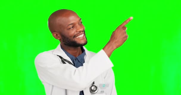 医療プロモーション 医療コピースペースやクリニックのヘルスケアモックアップで緑の画面の医師 顔と黒の男ポイント クロマキーポートレート 病院薬と男性外科医笑顔上のスタジオ背景 — ストック動画