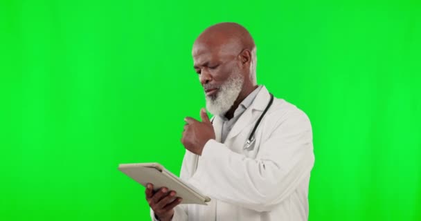 Планшет Зелений Екран Лікар Мислення Ізольовані Студійному Фоні Телевізійної Охорони — стокове відео