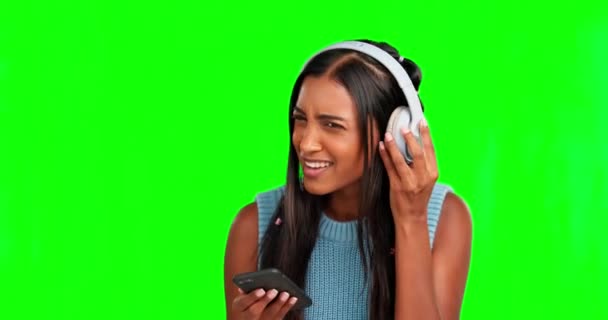 Écran Vert Écouteurs Femme Sur Son Téléphone Écoutant Musique Avec — Video