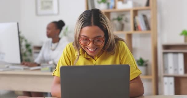 創造的なマーケティングプロジェクトに取り組んでいる間 ノートパソコン 幸せと女性はオフィスで研究を行う 笑顔と専門的な女性従業員計画会社は職場でコンピュータに関する報告書 — ストック動画
