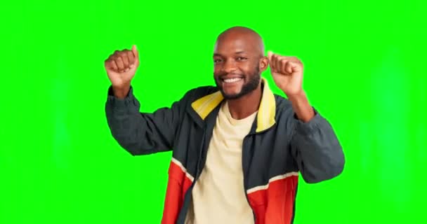 黒人男性 緑の画面と音楽で踊る スタジオの背景に孤立した自由とエネルギーを持つ幸せなダンサー モックアップスペース ダンスとリズムで楽しみます 幸福と笑顔で屈託のない男性 — ストック動画