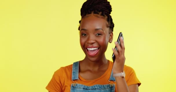 Telefon Czarna Kobieta Niespodzianka Podczas Rozmowy Studio Żółtym Tle Makiety — Wideo stockowe