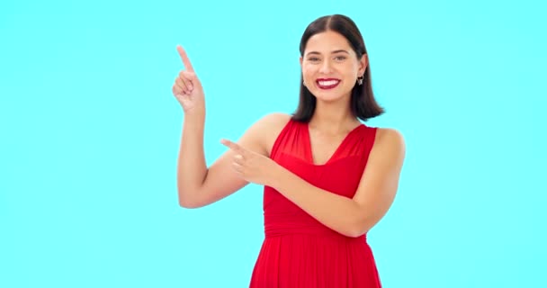 Sorriso Rosto Mulher Fundo Azul Apontando Para Mockup Estúdio Fundo — Vídeo de Stock