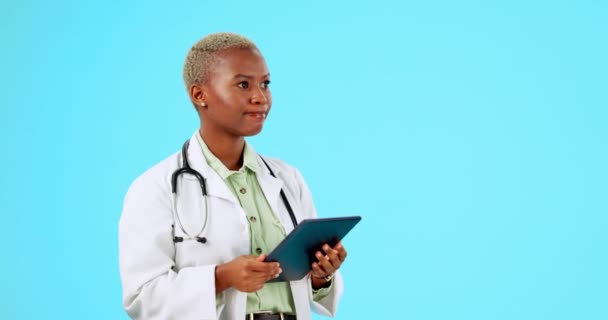 分片技术 思维和医生在工作室背景压力或决策上与医学模型隔离 黑人妇女在数字应用程序上滚动 等待医疗保健结果或考虑解决方案 — 图库视频影像