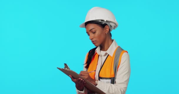 Trabalhadora Construção Civil Prancheta Arquitetura Planejamento Mulheres Fundo Azul Isolado — Vídeo de Stock