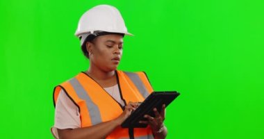 Siyah kadın, mimar ve düşünme tableti ile inşaat, planlama veya strateji için yeşil ekranda stüdyo arka planına karşı. Afrikalı kadın müteahhit ya da mühendis model üzerinde çalışıyor..