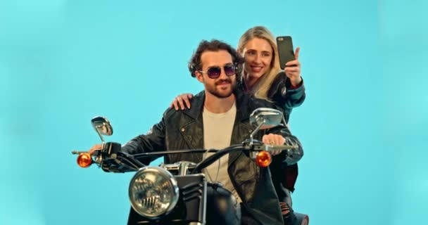 Selfie Blå Bakgrund Och Par Motorcykel Med Telefon För Äventyr — Stockvideo