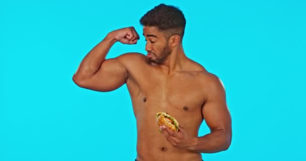 Muž Fitness Burger Studiu Pro Výběr Potravin Výživy Nebo Zdravé — Stock video
