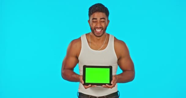 绿色屏幕和男人与平板指向工作室隔离蓝色背景 肌肉柔韧和快乐的男模 产品放置 营销或广告供模仿 — 图库视频影像