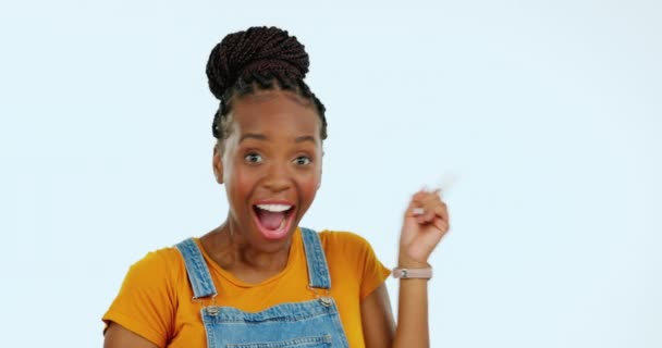 Opgewonden Gezicht Glimlach Zwarte Vrouw Wijzen Commerciële Promotie Reclame Kopieerruimte — Stockvideo