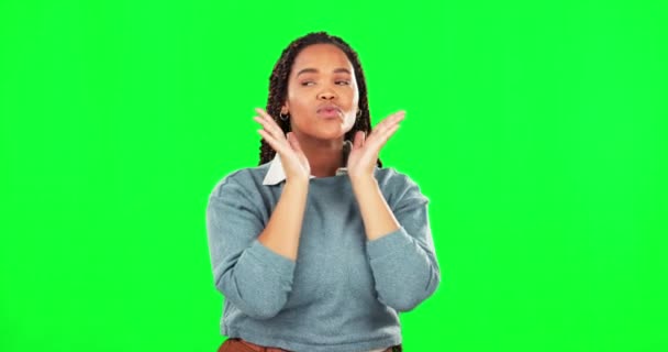 Feliz Moldura Posando Com Mulher Tela Verde Para Imagem Criativo — Vídeo de Stock