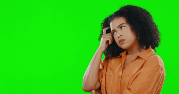 Mujer Confusa Pantalla Verde Cabeza Arañada Para Pensar Ideas Preguntas — Vídeo de stock