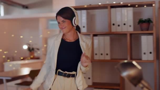 Kulaklıklar Müzik Kadını Geceleri Bilgisayar Başında Ruh Sağlığı Ofis Sağlığı — Stok video