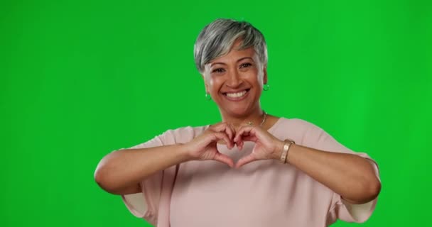 Serce Ręce Starsza Kobieta Zielonym Ekranie Miłością Troską Czułością Gest — Wideo stockowe